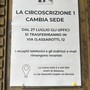 Il cartello che avvisa del trasferimento
