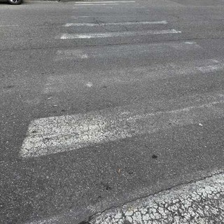 Le strisce sbiadite in via Lancia Le strisce sbiadite in via Lancia