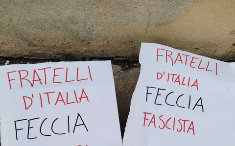 Chieri, cartelli con insulti al gazebo di FdI, Nicco: "Clima di intolleranza inaccettabile"