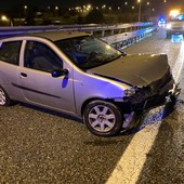 Un’ auto finisce nella scarpata, un’altra sbatte contro il guard-rail: traffico in tilt in tangenziale