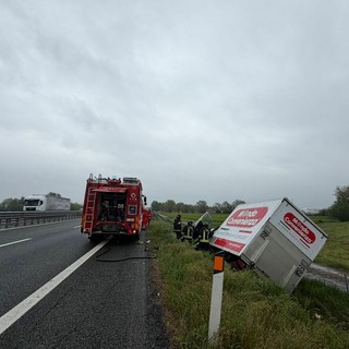 Camion si ribalta lungo l'autostrada A5 tra Settimo e Volpiano