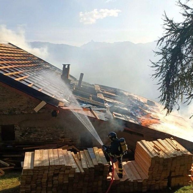 L'intervento dei vigili del fuoco in una baita a Cesana