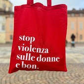 Uffici del Turismo in rosso per dire “No alla violenza sulle donne”