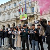 La protesta davanti a Palazzo Civico