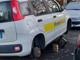 Con il cric rubano gli pneumatici e lasciano l'auto delle Poste sui mattoni