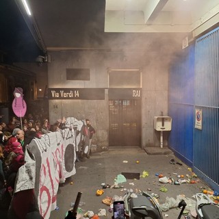 A Torino in migliaia in marcia contro la violenza di genere: tensioni di fronte alla sede Rai