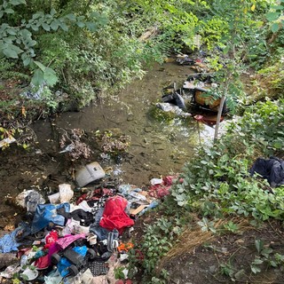 Rifiuti nel canale abbandonato: “Stessa scena da anni, e nessun intervento”