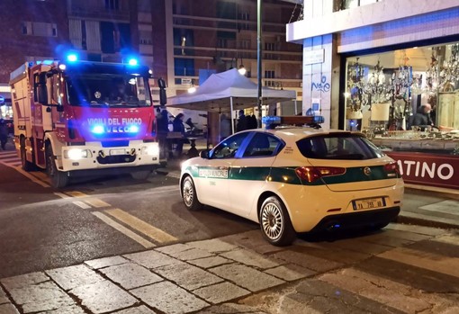 Accoltellato in piazza Borgo Dora, è caccia all’aggressore