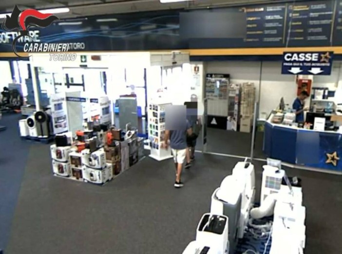 Furto al centro commerciale, commessa e clienti inseguono e bloccano i ladri [VIDEO]