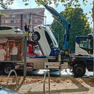 Auto si sgancia e cada da una bisarca in corso Siracusa Auto si sgancia e cada da una bisarca in corso Siracusa