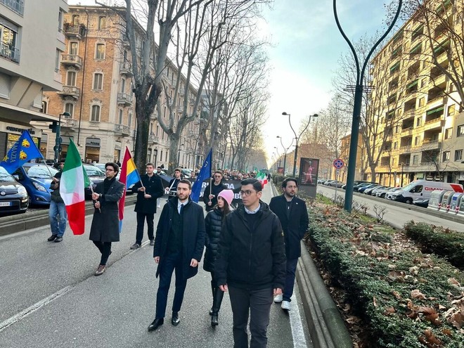 Un momento della fiaccolata