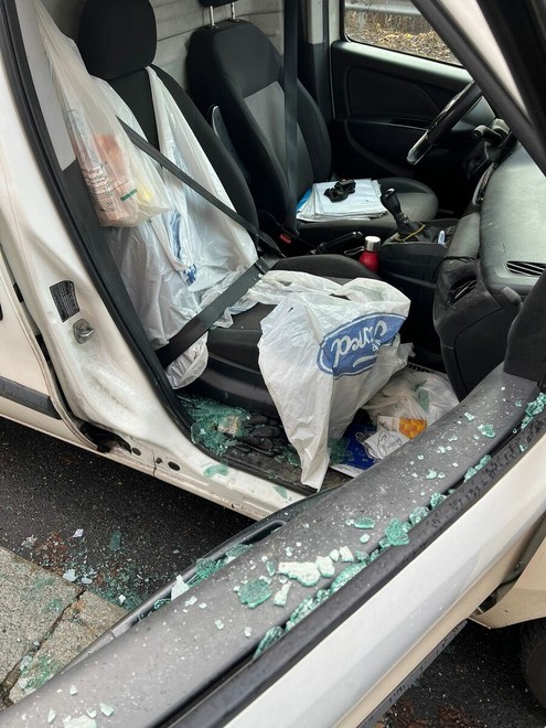 Furto in un'auto in via Gottardo Furto in un'auto in via Gottardo