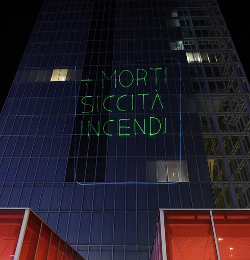 "Caldo e siccità: i colpevoli sono qui". Extinction Rebellion proietta la scritta sul Grattacielo della Regione "Caldo e siccità: i colpevoli sono qui". Extinction Rebellion proietta la scritta sul Grattacielo della Regione