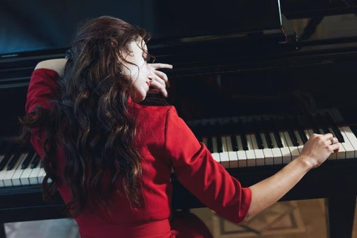 La pianista Yulia Yurchak in concerto per il suo tour Ukrainian Music