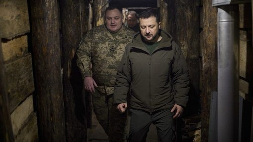 Chi va all’estero, poi non torna: Zelensky blocca le missioni culturali