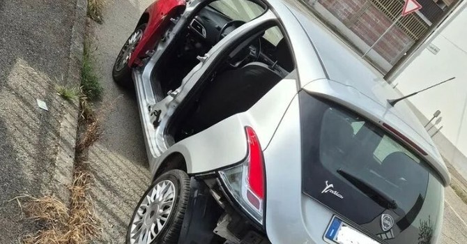 Alla Lancia Y portate via portiere e il parafango posteriore