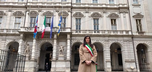 Chiara Appendino, sindaca di Torino, davanti a Palazzo Civico
