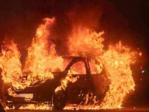 Auto in fiamme a Moncalieri, la sosta selvaggia rallenta l'arrivo dei pompieri