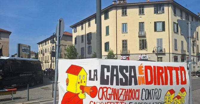 Case popolari, esplode la protesta davanti all'Atc: "Basta pagare al buio" Case popolari, esplode la protesta davanti all'Atc: "Basta pagare al buio"
