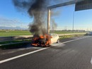 Auto in fiamme lungo la tangenziale di Torino