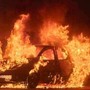 Auto in fiamme a Moncalieri, la sosta selvaggia rallenta l'arrivo dei pompieri