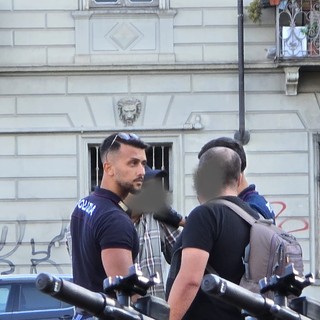 Arresto in strada a Regio Parco: la polizia blocca un uomo in mezzo ai passanti