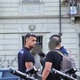 Arresto in strada a Regio Parco: la polizia blocca un uomo in mezzo ai passanti