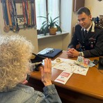 La donna in compagnia dei militari che le hanno restituito il maltolto