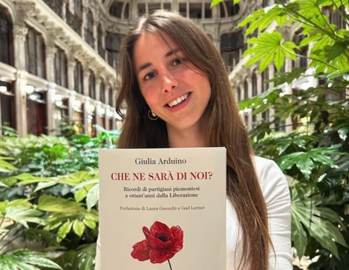 L'autrice con il suo libro