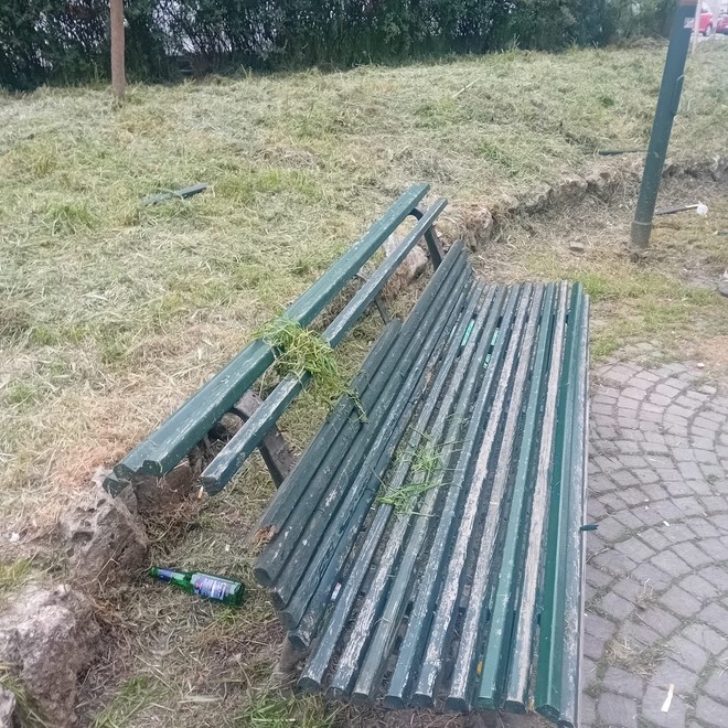 Raid vandalico ai giardini Don Giussani, ripristino delle panchine entro fine giugno