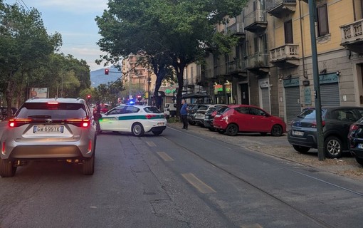 Cade un ramo sulla carreggiata: disagi al traffico in corso Belgio