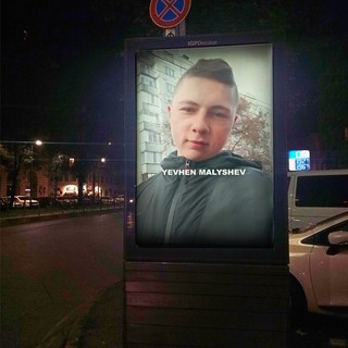 Cartelloni con foto di persone ucraine