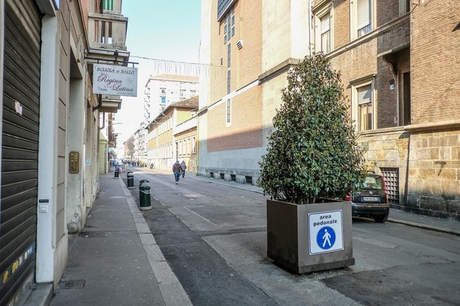 Area pedonale di via Vibò, a borgo Vittoria