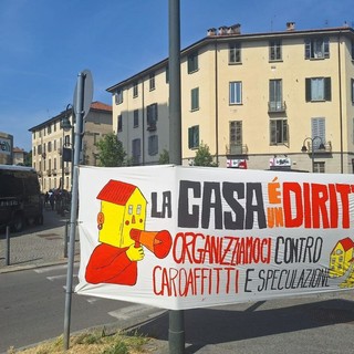 Case popolari, esplode la protesta davanti all'Atc: "Basta pagare al buio"