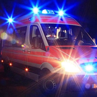 Scontro tra due mezzi in via Adamello: cinque giovani feriti in modo grave
