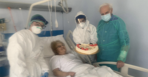 L'amore più forte del Coronavirus: Umberto e Maria festeggiano 56 anni di matrimonio nel reparto Covid-19 [VIDEO e FOTO]