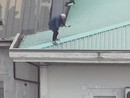 Anziani in bilico sul tetto del centro di incontro per pulire le grondaie (VIDEO)