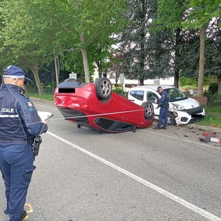 Alfa Romeo ribaltata dopo un brutto incidente: attimi di paura a Nichelino