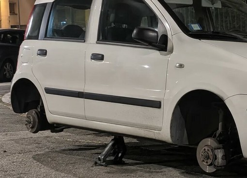 L'auto derubata delle gomme a Nichelino L'auto derubata delle gomme a Nichelino