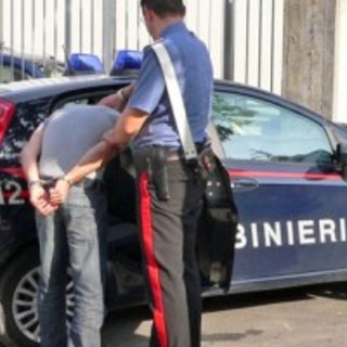 Minaccia l’anziana madre con un coltellaccio per estorcerle denaro: arrestato 41enne