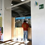 Scie colorate e giochi a muro, l’anagrafe cambia volto Scie colorate e giochi a muro, l’anagrafe cambia volto