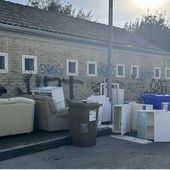 Lasciati divani, mobili, cornici e ogni genere di spazzatura
