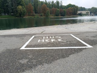Ai Murazzi è comparso uno spazio per gli abbracci
