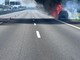 Auto in fiamme lungo la tangenziale di Torino Auto in fiamme lungo la tangenziale di Torino