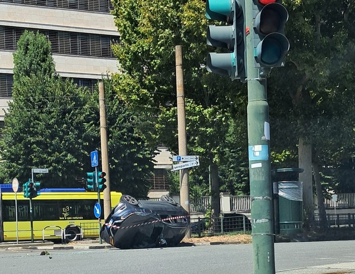 Una immagine dell'auto che si è ribaltata in corso Agnelli