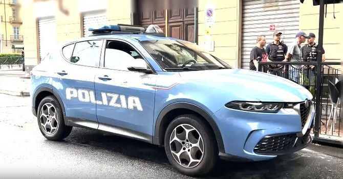 I poliziotti hanno salvato un uomo che minacciava il suicidio I poliziotti hanno salvato un uomo che minacciava il suicidio