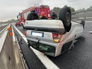 Auto esce di strada e si ribalta sul prato fuori dalla carreggiata: paura sulla tangenziale