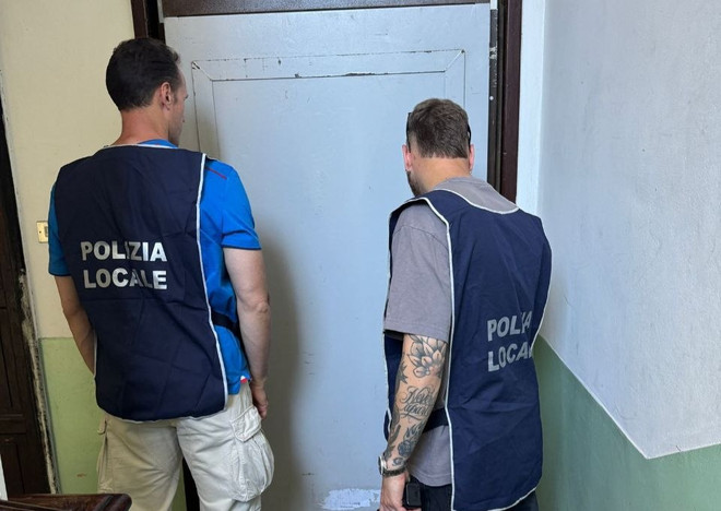 La Polizia Locale recupera una casa popolare occupata abusivamente dai rom La Polizia Locale recupera una casa popolare occupata abusivamente dai rom