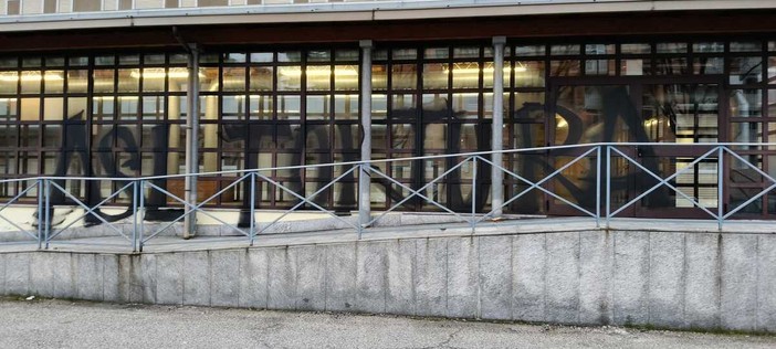 "Asl tortura": atto vandalico al presidio Valletta di via Farinelli