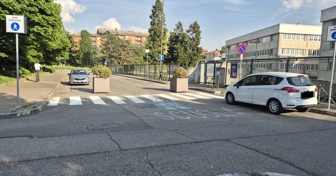 A Mirafiori un’area pedonale della discordia tra ingorghi al mattino e auto in sosta vietata